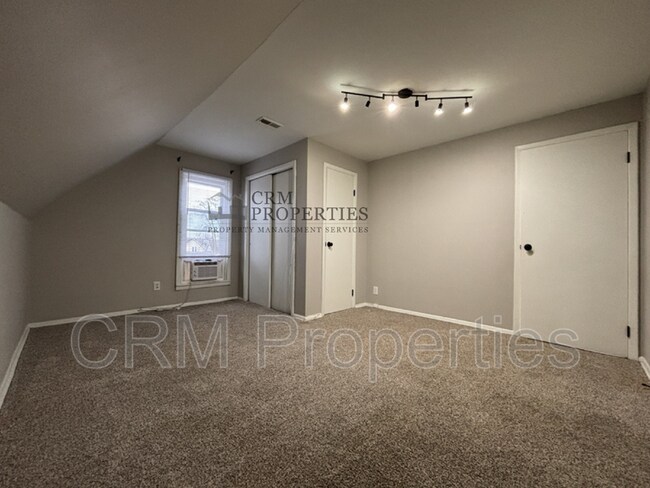 Building Photo - 1039 S Washington St