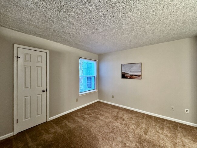 Building Photo - REDUCED PRICE! Updated 1st Floor/1-Level Condo Ready NOW! Includes Water, Sewer, Trash, Landscapi...