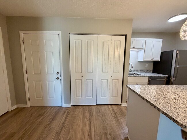 Building Photo - 1128 Southwood Dr