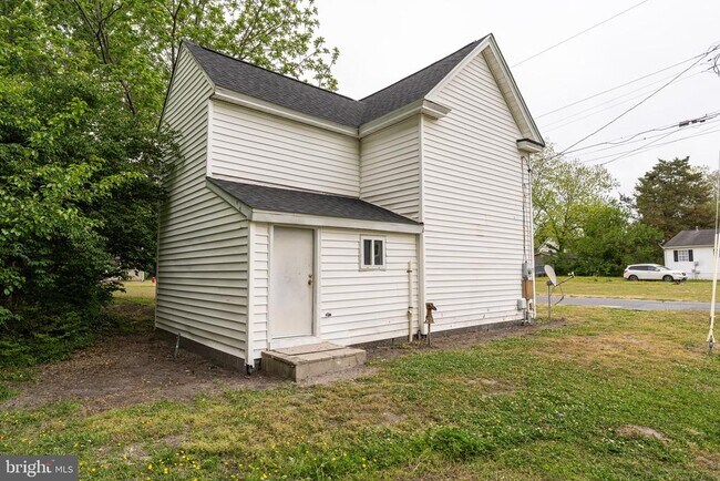 Building Photo - 704 5th St