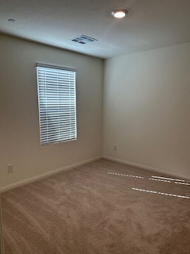 Building Photo - Spacious New Home with 5 Bedrooms in Hende...