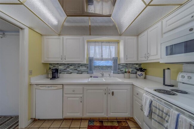 Building Photo - 4575 Cove Cir