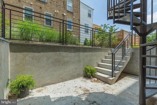 Building Photo - 1352 Quincy St NW