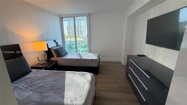 Building Photo - 100 Bayview Dr