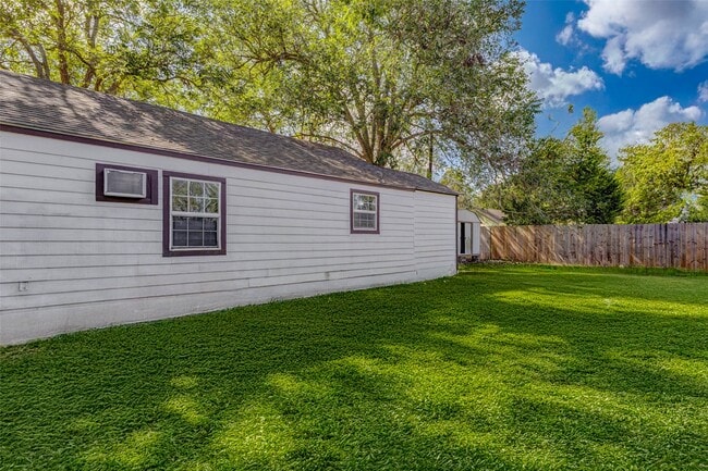 Building Photo - 607 N Speed St