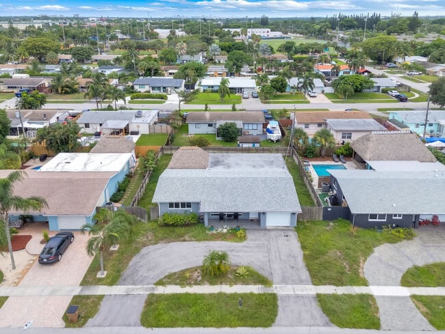 Building Photo - 340 SE 3rd Ct