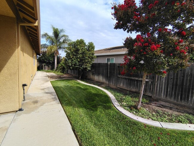 Building Photo - 880 Raccoon Valley Dr