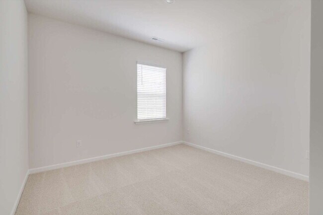 Building Photo - "Spacious 5-Bedroom Haven in Fuquay-Varina!"