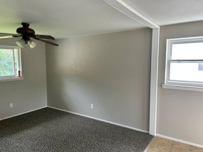 Building Photo - 1398 E Juliah Ave