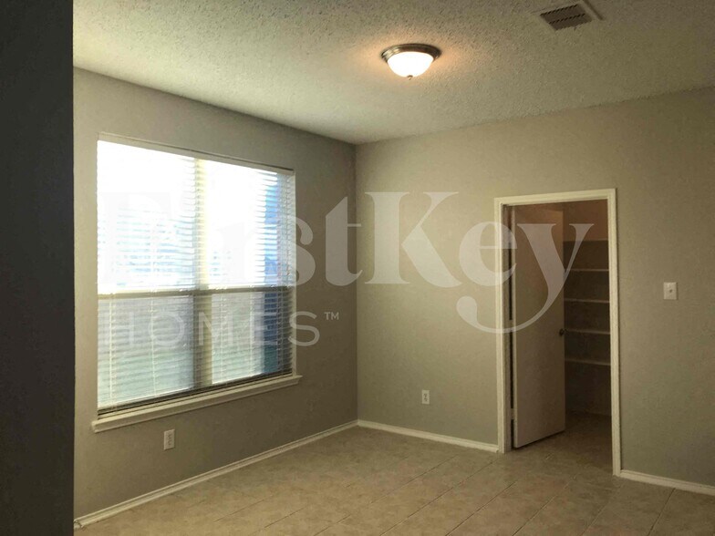 Building Photo - 429 W Clover Park Dr