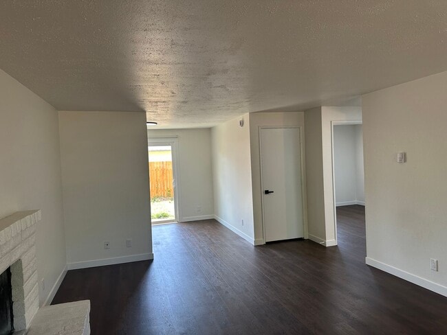 Building Photo - Beautifully updated 2 bedroom 1 bathroom d...