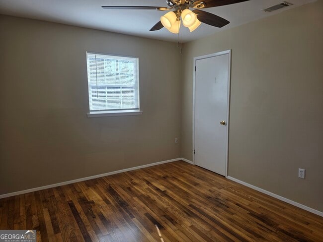 Building Photo - 407 W 9th St