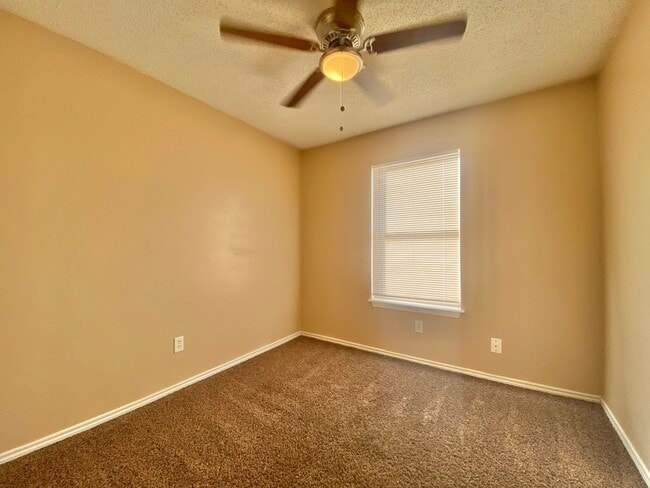 Building Photo - 3 bed 1.5 bath now available.
