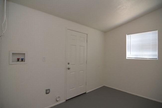 Building Photo - Charming 4 Bedroom 1 Bath Home! South Tucs...