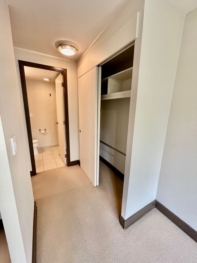 Building Photo - Modern 2-Bed, 2-Bath Downtown Condo with P...