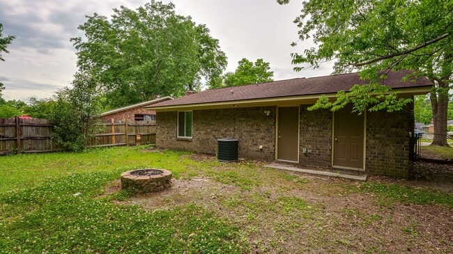 Building Photo - 3 Bedroom 1.5 Bath Home in Holly Court - Goose Creek