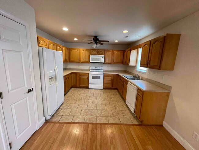 Building Photo - 138 Vernon St