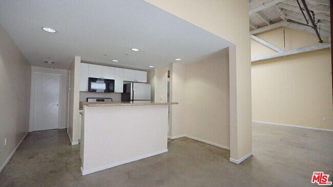 Building Photo - 922 W 23rd St