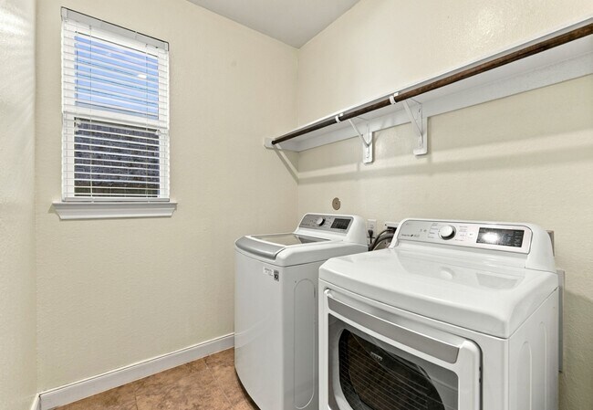 Building Photo - 24250 Prairie Glen Ln