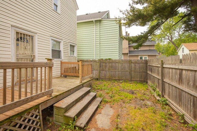 Building Photo - 3 Bedroom/1 bath Single House!!
