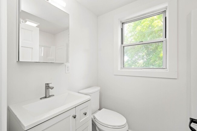 Building Photo - AVAILABLE JULY 1ST!! Don't miss this STUNNING 3 bedroom!