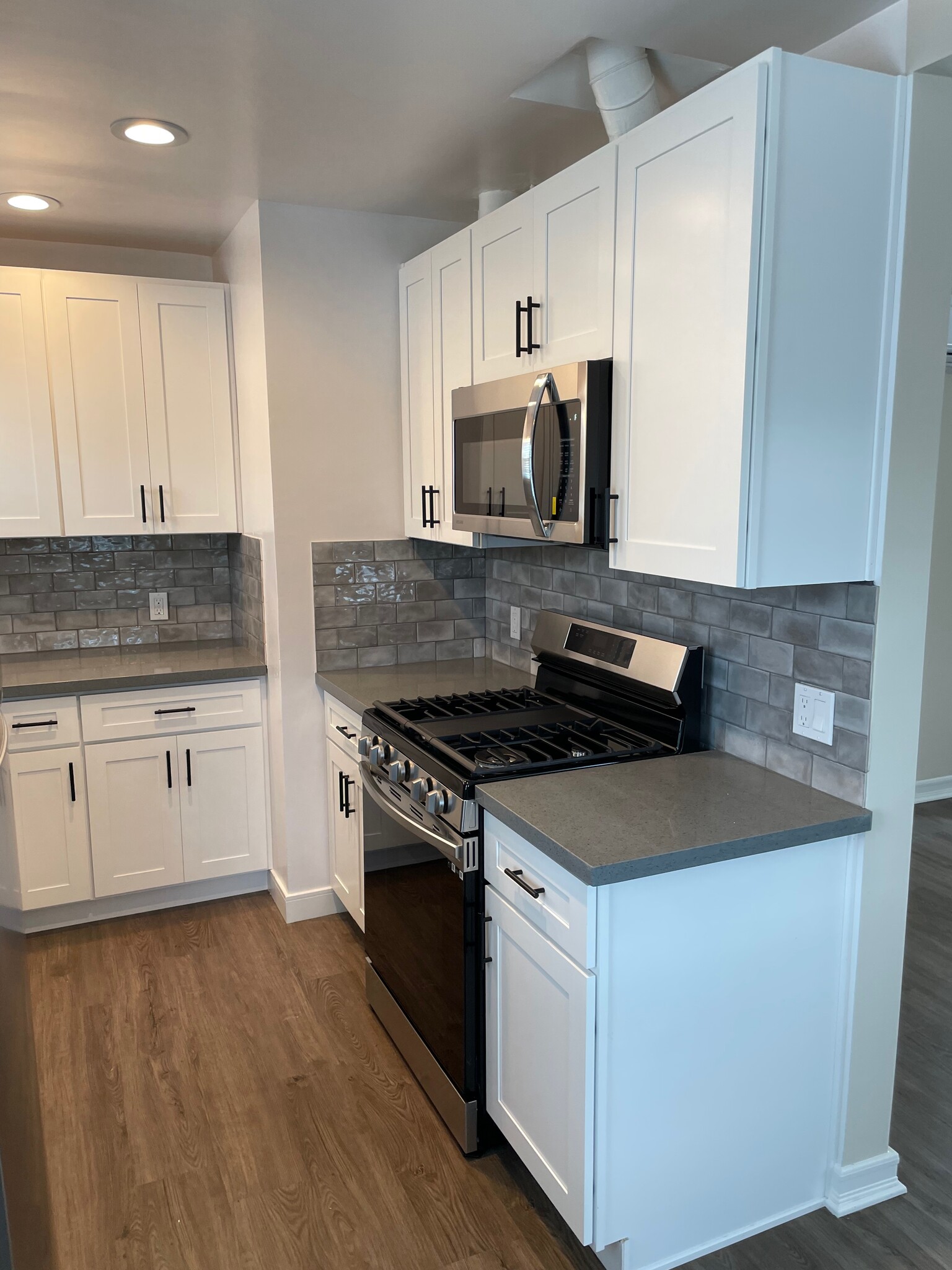 Kitchen right - 116 Franklin Ct