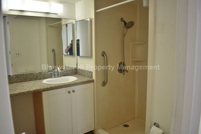 Building Photo - 2 bedroom, 1 bath, 1 prkg. Condo (Makiki area)
