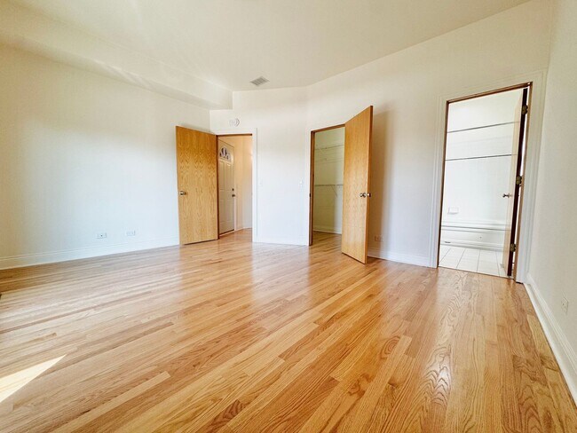 Building Photo - Fully Renovated 3-Bed/2-Bath in Lincoln Park, Parking Included!