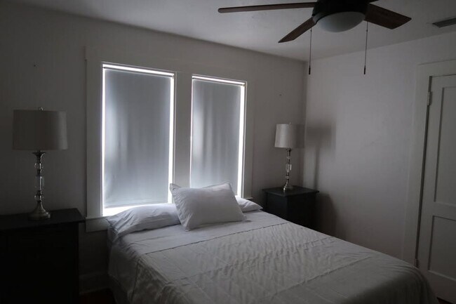 Building Photo - HOUSING VOUCHER ACCEPTED: 2-Bedroom Home in Prime St. Pete Location! FURNISHED OR UNFURNISHED. MI...