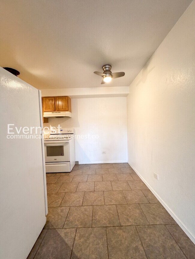 Building Photo - 2 Bed/2 Bath Condo with Modern Amenities / Available Soon!