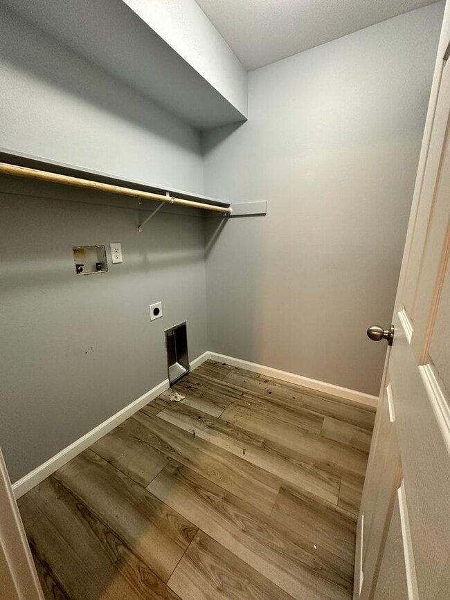 Building Photo - 4 Bedroom House!