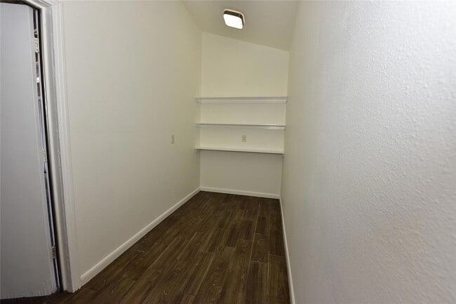 Building Photo - 7605 Carriage Dr