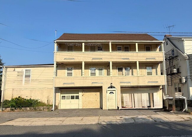 Building Photo - 911 Lester Ave