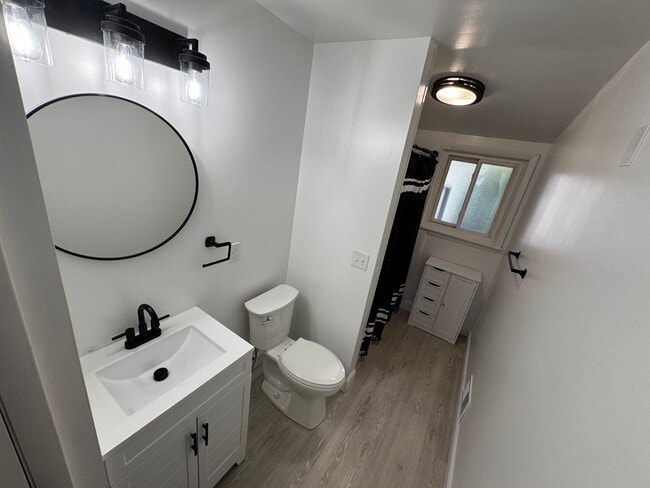 Building Photo - Three Bedroom / 1.5 Bathroom House AVAILABLE October