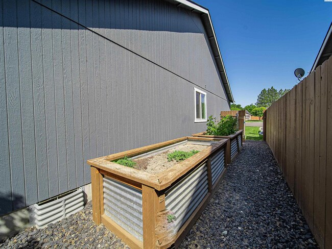 Building Photo - Luxury Kennewick Home for Lease – Elegant ...