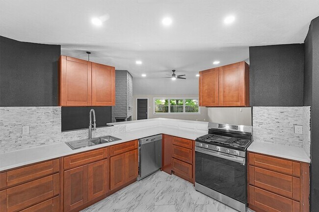 Building Photo - 16026 Beechnut St