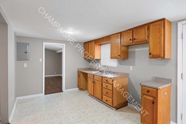 Building Photo - 2 bedroom home, conveniently located in Westport