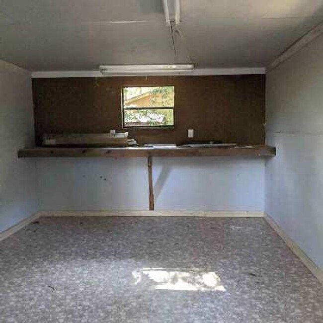 Building Photo - Brick Home 3 bed 2 bath