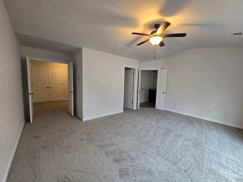 Building Photo - 2470 Whiteoak Run SE