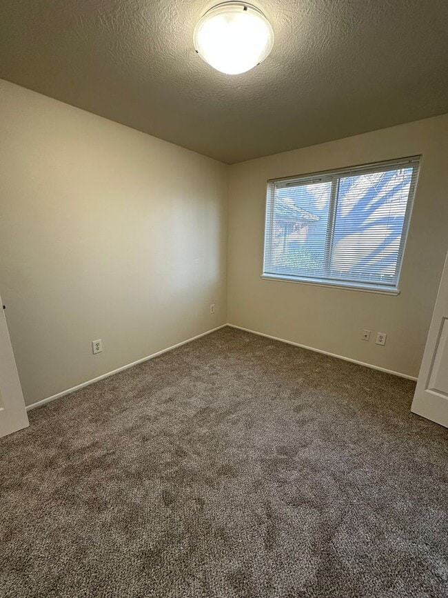 Building Photo - 1/2 Off 2nd Months' Rent