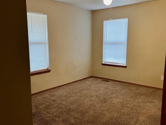 Building Photo - 818 W Timberdell Rd