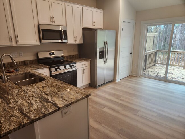 Building Photo - Blackstone 2 Bed 1 Bath New Duplex-Conveni...