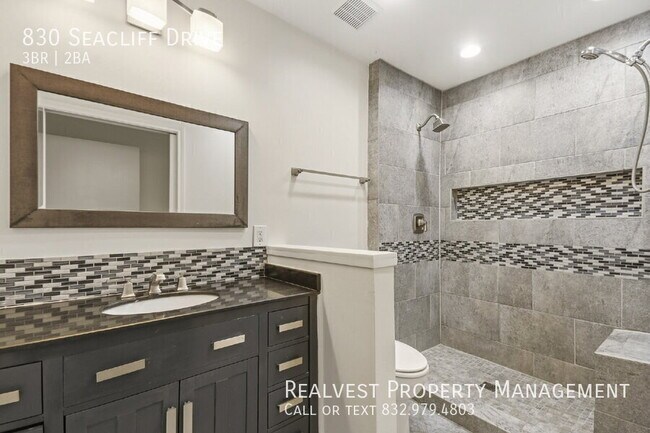 Building Photo - 830 Seacliff Dr