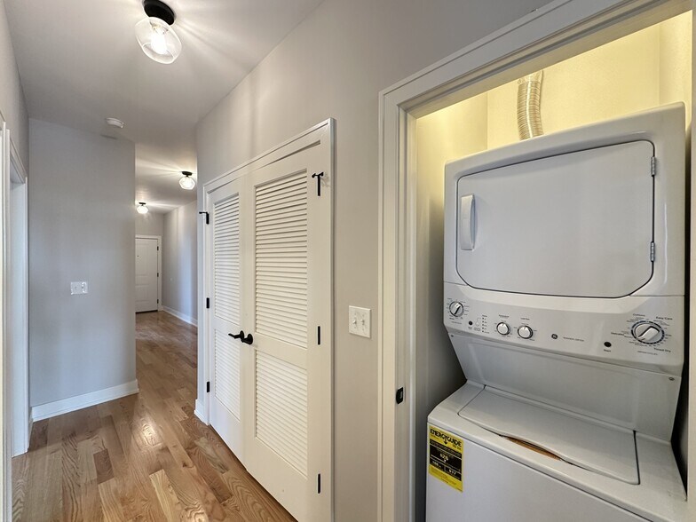 Building Photo - 2100 W 18th Pl