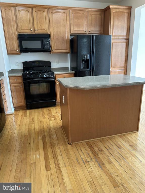 Building Photo - 16606 Barge Cir