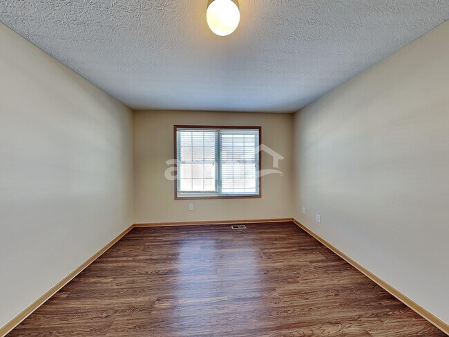 Building Photo - 69 Hutchison St