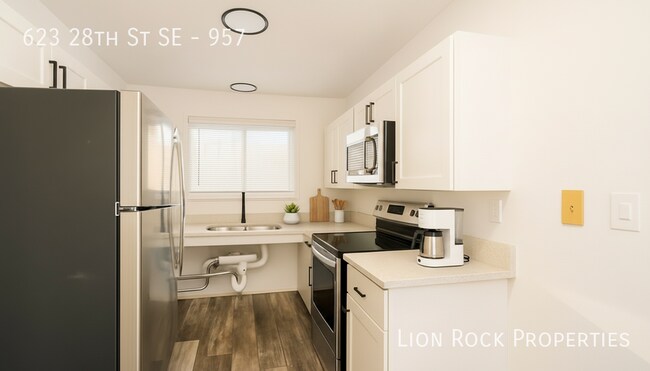 Building Photo - 623 28th St SE