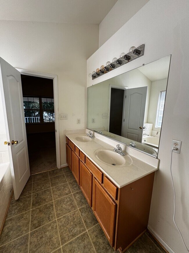 Building Photo - BEAUTIFUL OPEN FLOOR PLAN