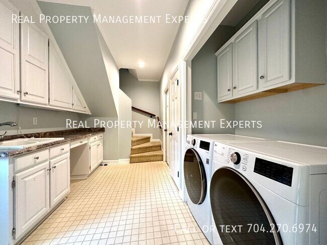 Building Photo - 640 Barington Pl