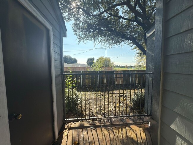 Building Photo - Two story townhouse style unit! Bedroom on second floor